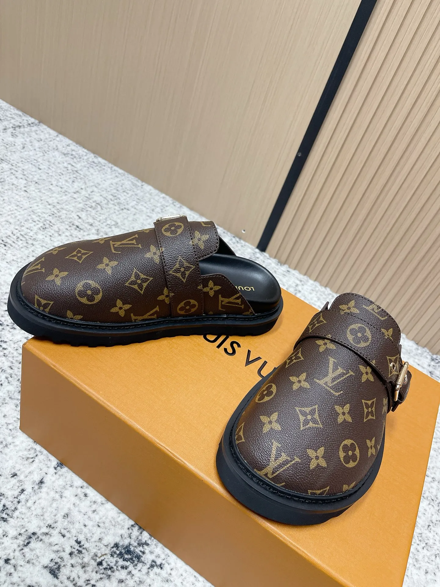 [L Family] P: 460💰 Size: 35-46 (female 40.41, male 45 46 custom-made) Top version Louis vuitton Lv new couple Birkenstock slippers. Cute and cute, not too good on the feet. Simple and high-end slingback design. Ready to wear and go. Good news for lazy people. Imported cowhide leather upper/imported old calico. Original hardware buckle, original molded high-density foam outsole.